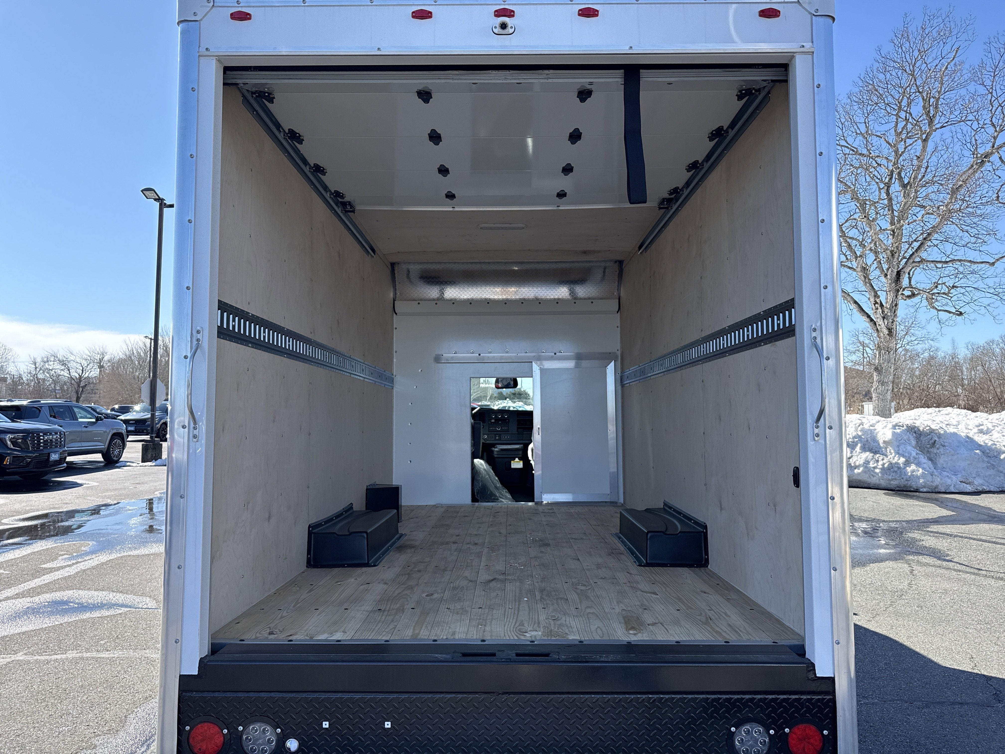 2026 GMC Savana Cutaway 3500 1WT