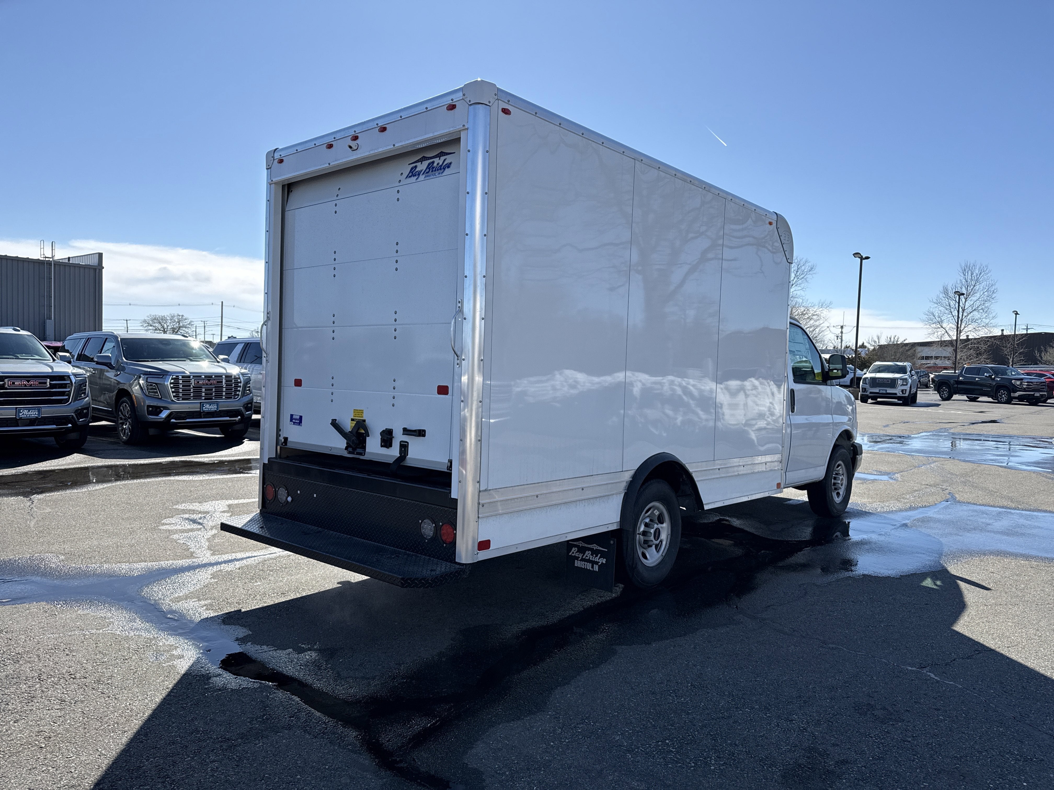 2026 GMC Savana Cutaway 3500 1WT